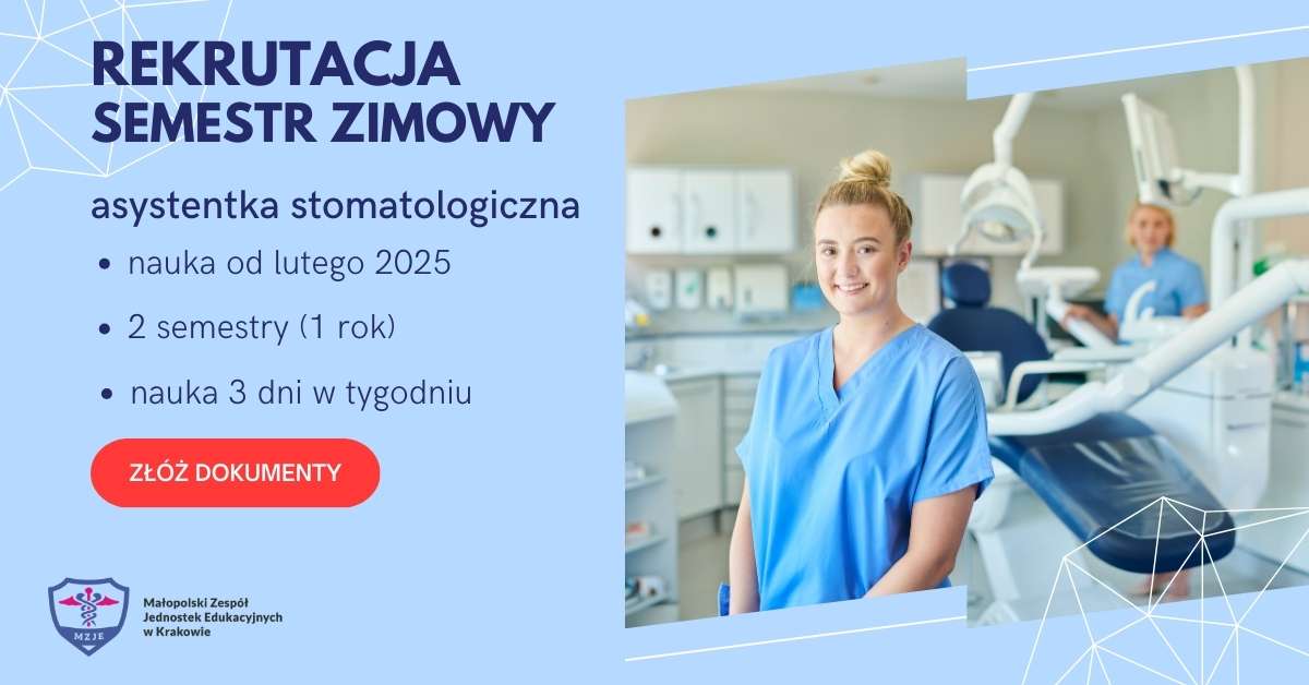 Kobieta obrana w niebieski strój medyczny znajdująca się w gabinecie stomatologicznym. Napis Rekrutacja, semestr zimowy, asystentka stomatologiczna