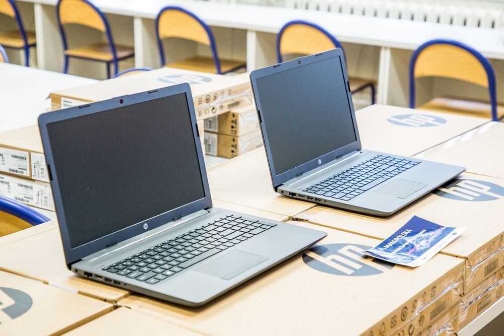 Na zdjęciu znajdują sie dwa laptopy w kolorze czarnym 