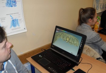 Kurs Technologiczny-CAD-CAM - uczniowie pracujący przy komputerach