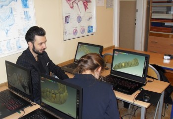 Kurs Technologiczny-CAD-CAM - uczniowie pracujący przy komputerach