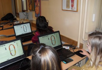 Kurs Technologiczny-CAD-CAM - uczniowie pracujący przy komputerach