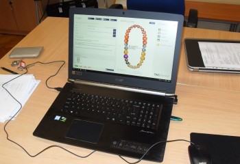 Kurs Technologiczny-CAD-CAM - uczniowie pracujący przy komputerach