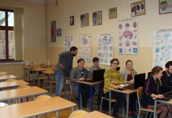 Kurs Technologiczny-CAD-CAM - nauczyciel tłumaczy uczniom zadania