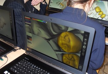 Kurs Technologiczny-CAD-CAM - uczniowie pracujący przy komputerach