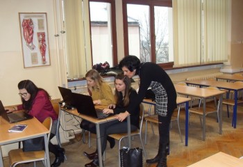 Kurs Technologiczny-CAD-CAM - nauczycielka tłumaczy uczennicy zadanie