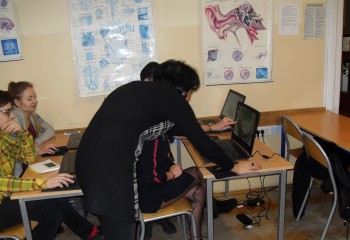 Kurs Technologiczny-CAD-CAM - nauczycielka tłumaczy uczennicy zadanie