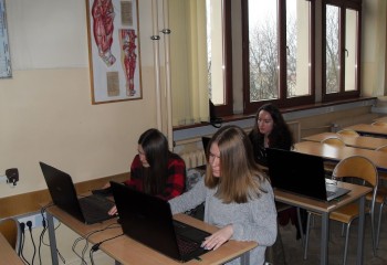 Kurs Technologiczny-CAD-CAM - uczniowie pracujący przy komputerach