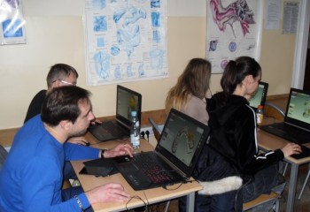 Kurs Technologiczny-CAD-CAM - uczniowie pracujący przy komputerach
