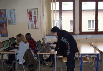 Kurs Technologiczny-CAD-CAM - uczniowie pracujący przy komputerach