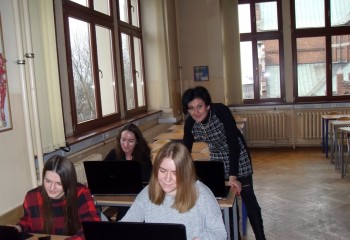 Kurs Technologiczny-CAD-CAM - uczniowie pracujący przy komputerach