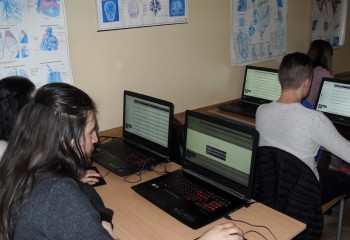 Kurs Technologiczny-CAD-CAM - uczniowie pracujący przy komputerach