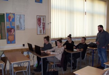 Kurs Technologiczny-CAD-CAM - uczniowie pracujący przy komputerach