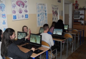 Kurs Technologiczny-CAD-CAM - uczniowie pracujący przy komputerach