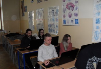 Kurs Technologiczny-CAD-CAM - uczniowie pracujący przy komputerach