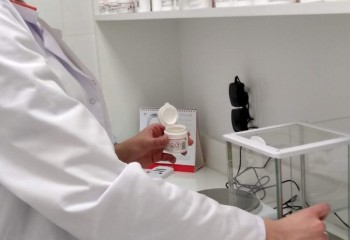 Uczennica podczas stażu w miejscu pracy