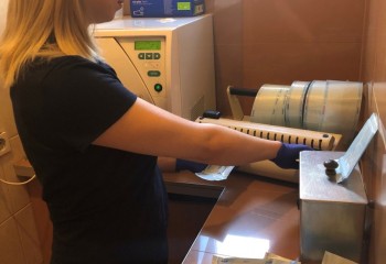 Uczennica podczas stażu w miejscu pracy