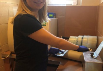 Uczennica podczas stażu w miejscu pracy