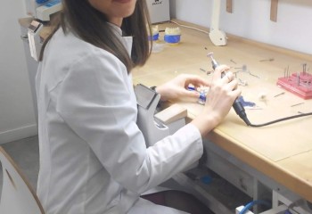 Uczennica podczas stażu w miejscu pracy