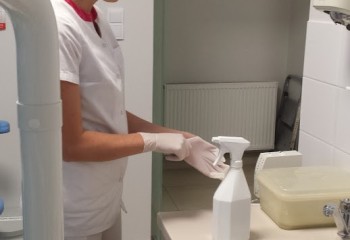 Uczennica wykonująca swoje zadania podczas stażu