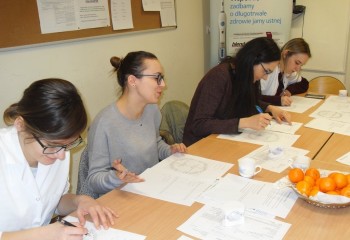 Uczennice podczas kursu z zakresu periodontologii