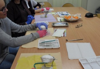 Uczennice podczas kursu z zakresu periodontologii