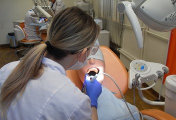 Uczennica pracująca na manekinie