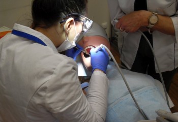 Uczennica pracująca na manekinie