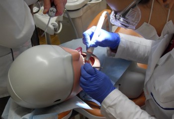 Uczennica pracująca na manekinie