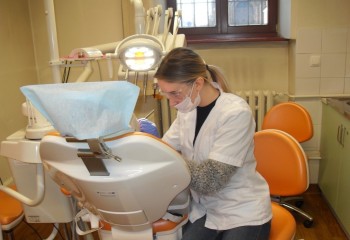 Uczennice podczas kursu z zakresu periodontologii