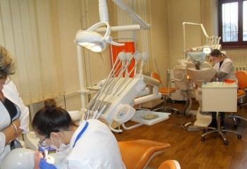 Uczennice podczas kursu z zakresu periodontologii