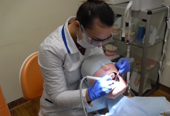 Uczennica pracująca na manekinie