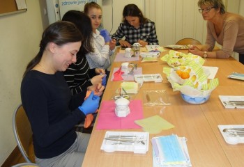 Uczennice podczas kursu z zakresu periodontologii