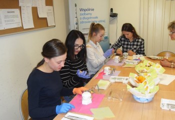 Uczennice podczas kursu z zakresu periodontologii