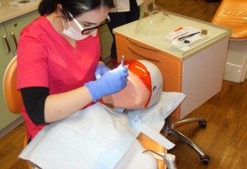 Uczennica pracująca na manekinie