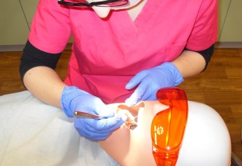 Uczennica pracująca na manekinie