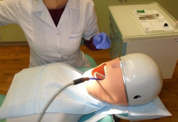 Uczennica pracująca na manekinie