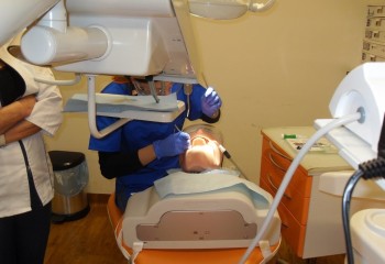 Uczennica pracująca na manekinie