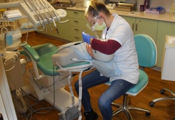 Uczennica pracująca na manekinie