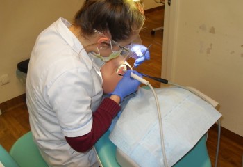 Uczennica pracująca na manekinie