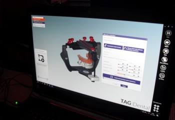 Komputer z włączonym specjalistycznym oprogramowaniem