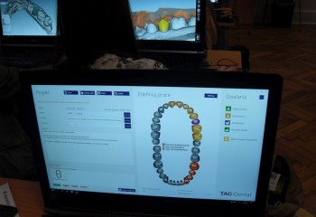 Komputer z włączonym specjalistycznym oprogramowaniem