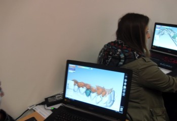 Uczennice pracujące na komputerach