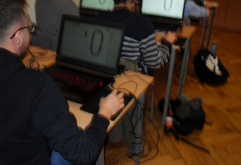 Kursanci pracujący na komputerach