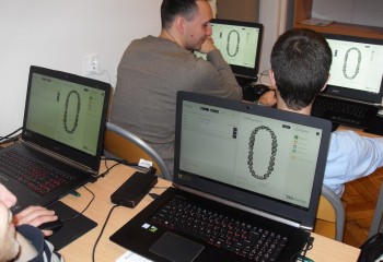 Kursanci pracujący na komputerach