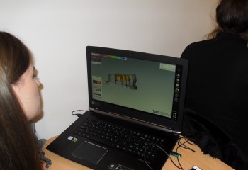 Dziewczyna pracująca na komputerze