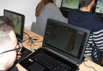 Kursanci pracujący na komputerach