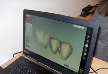 Komputer z włączonym specjalistycznym oprogramowaniem