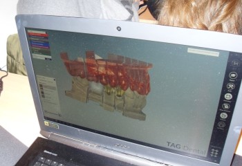 Komputer z włączonym specjalistycznym oprogramowaniem