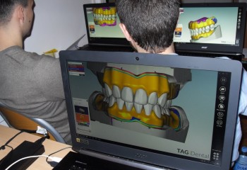 Kursanci pracujący na komputerach
