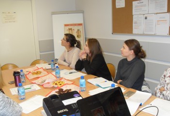 Zdjęcie przedstawia uczennice kierunku higienistka stomatologiczna realizujące kurs z zakresu periodontologii. Uczennice znajdują się w szkolnej pracowni Gabinet stomatologiczny.